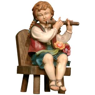 Ragazza che suona il flauto su sedia