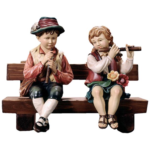 Ragazzi che suonano il flauto seduti su panca - colorato