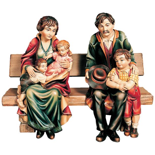 Famiglia seduta su panca con 3 bambini - colorato